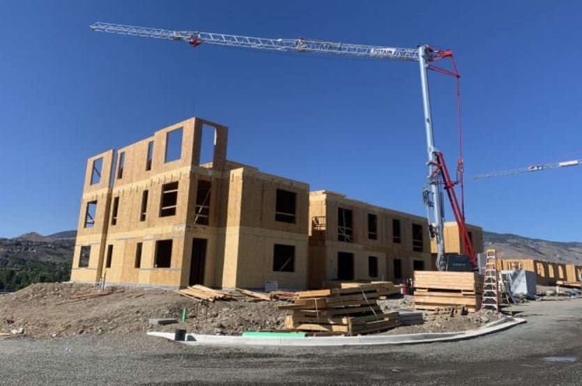 Potain Hup M 28-22 self-erecting tower crane fast-tracks apartment project in Nevada